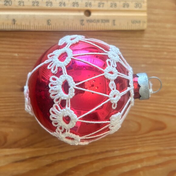 Vintage Hand Tatted Fuchsia Pink Red Glass Christmas Ornaments Set of 2 1950s - Picture 2 of 6